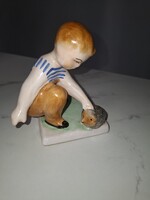 Kerámia figura kisgyerek sünivel
