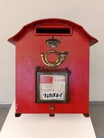 Antik postaláda muzeális piros posta levél láda Belga király címer kulcsával színházi esküvői kellék