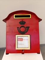 Antik postaláda muzeális piros posta levél láda Belga király címer kulcsával színházi esküvői kellék