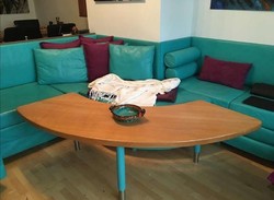 Extravagáns design, türkiz valódi bőr ággyá alakítható, variálható ülőgarnitúra 2 db puffal