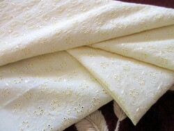 Bor sárga színű virágos madeirás vászon, dekorációs anyag 1,4 méter  x 95 cm