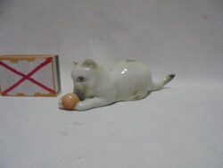 Zsolnay porcelán cica labdával figura, nipp