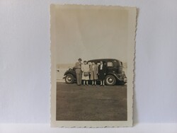 Régi eredeti fotó Családi kép egy Ford Oldtimer előtt  1947-ből Urugay, Montevideóból