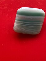 Csiszolt,gyöngyház bross/kitűző.Kékes.zöld színű. Mérete:2,5 cm Szép,csillogó.