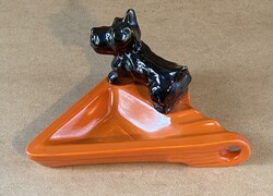 ZSOLNAY ART DECO, KUTYÁVAL DÍSZÍTETT PORCELÁN HAMUTARTÓ