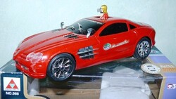 Mercedes kisautó ,nyitott tetővel,szőke fotós lánnyal
