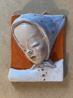 H. RÁHMER MÁRIA (1911-1998) KERÁMIA FALIMASZK, FEJKENDŐS LÁNY, FESTETT FALIDÍSZ 17.5 X 14.5 CM