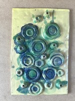 SÁRGA ALAPON, ZÖLD KÖRÖK, RETRO KERÁMIA FALIKÉP 16.5 X 24 CM