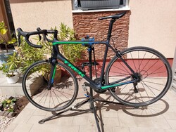 Eladó egy carbon TREK országúti kerékpár. Szép állapotú, keveset használt ,  adatok a képeken vannak