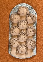 ANTALFINÉ SZENTE KATALIN, ÉNEKLŐ KÓRUS, FESTETT KERÁMIA FALIKÉP 48 X 24 CM