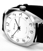 Hibátlan fehér számlapos Rakéta pontos működésselc, bőrszíjjal 35 mm-es tokátmérő.