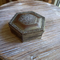 Érdekes régi ezüstözött ékszertartó doboz (3,7x9,8x8,7 cm)