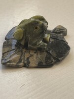Kinai különleges szinű jáde kő szerencse hozó béka levélen.