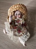Pici porcelán baba szalmakalappal