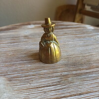 Szép antik réz kisasszony csengő (5,5x3,2 cm)