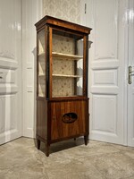 Empire-Biedermeier tusintarziás kisméretű vitrin