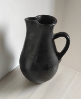 Klasszikus fekete füles hasas matt levél mintás népművészeti nádudvari kerámia kancsó