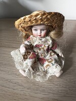 Pici porcelán baba szalmakalappal