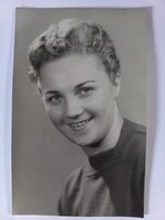Régi fotó-képeslap  fiatal hölgy portréja Hável fotószalon pecséttel 1960-as évek