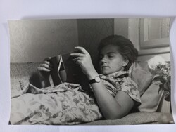 Régi fotó fiatal hölgy könyvet olvas 1960-as évek