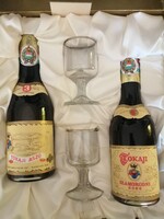 1975﻿ Tokaji aszú 3 puttonyos 0,25l, 1979 Tokaji Szamorodni édes 0,25l, 2db pohár díszdobozban