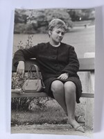 Régi fotó  fiatal hölgy a padon ülve 1960-as évek