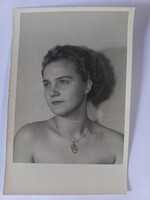 Régi fotó fiatal hölgy portréja  1950-es évek
