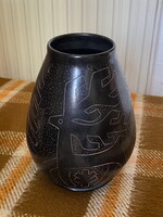 SZARVAS DÍSZÍTÉSŰ FEKETE SZÍNŰ BEKARCOLT MINTÁS KERÁMIA VÁZA 20 CM