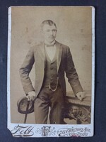 Antik kemény táblás kabinetfotó egy fiatalemberről  LW Felt Chicago stúdiójából 1890-es évek