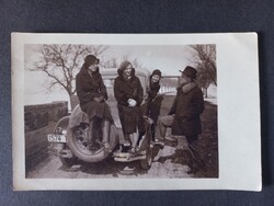 Régi képeslap egy Oldtimer hátulján ülő hölgyek - 1930-40-es évek