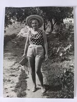 Régi fotó fiatal hölgy pöttyösben szalmakalapban 1960-as évek