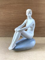 KÖVÖN ÜLŐ, ZSOLNAY NŐI AKT, PORCELÁN SZOBOR 30 CM