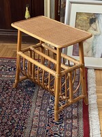 RATTAN, KIS ASZTAL, NYERS SZÍNŰ, FONOTT BÚTOR ÚJSÁGTARTÓ REKESSZEL