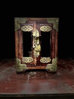 Régi kínai ékszertartó dobozka, oldalán jade kő berakás, keleti, ázsiai, japán