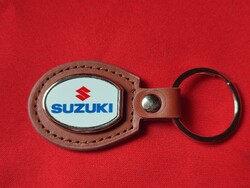 SUZUKI FÉM KULCSTARTÓ BŐR ALAPON