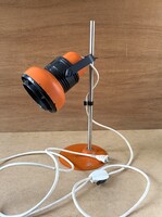 NARANCSSÁRGA SZÍNŰ FÉM RETRO ASZTALI LÁMPA, FEKETE MŰANYAG DÍSZÍTÉSSEL 40 CM
