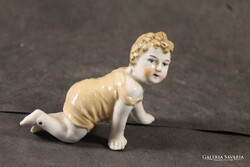 Antik porcelán figura - kúszó gyerek