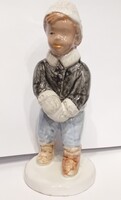 Porcelán kisfiú hógolyóval