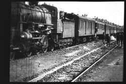 Régi 6x6cm fotónegatív katonák egy vonat tetején 1940-es évek