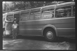 Régi 6x6cm fotónegatív egy Skoda 706 RTO előtt állva  - 1960-as évek