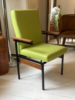 ZÖLD SZÍNŰ, MŰBŐR HUZATÚ KAROS SZÉK, RETRO DESIGN FA KARFÁS SZÉK, FEKETE VAS SZERKEZETTEL