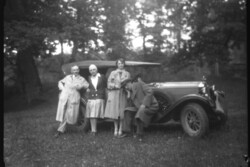 Régi 6x6cm fotónegatív egy Oldtimer előtt  - 1940-es évek