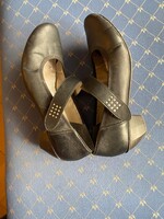 Rieker márkájú,fekete ,tiszta bőr félcipő,strassz díszítéssel,tépőzárral.40-es méret. Jó állapotban.