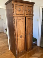Koloniál bútorok.