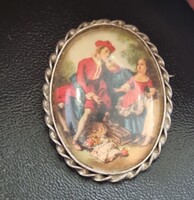 Vintage zsáner jelenetes párt ábrázoló búra alatti ovális bross kitűző