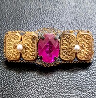 Vintage aranyozott, filigrán rubin szinű kristállyal és gyöngyökkel díszített bross kitűző