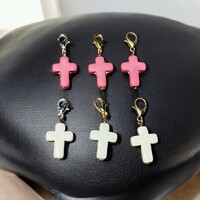 Howlit mini ásvány kereszt, katolikus mini kereszt akasztóval, krucifix, ásvány kő kereszt medál 3cm