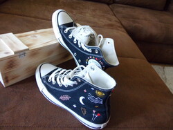 Converse virághímzéses női tornacipő