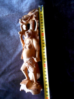 Aprolékosan kidolgozott faragott szantálfa nevető butha   figura sárkánykigyóval