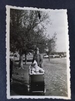 Régi fotó, egy anyuka babakocsival, Miskolc 1941 felirattal